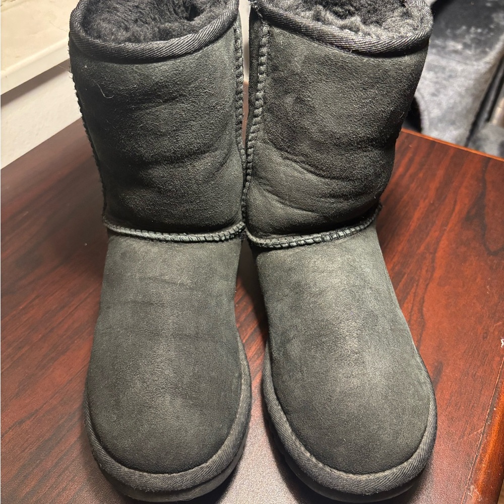 Cabincore UGG Black Classic Short II Size 6 cozycore sheepskin boots real‎ fur
